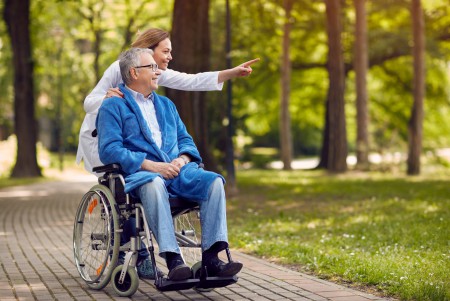 sénior fauteuil roulant