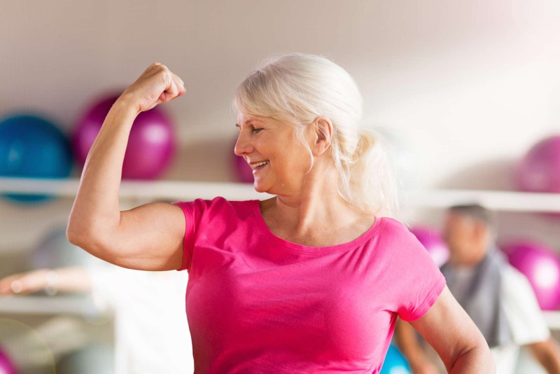 Se muscler après 60 ans : quels exercices sans matériel